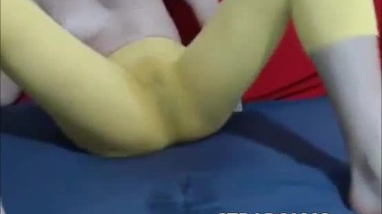 Yelow young pants squirting