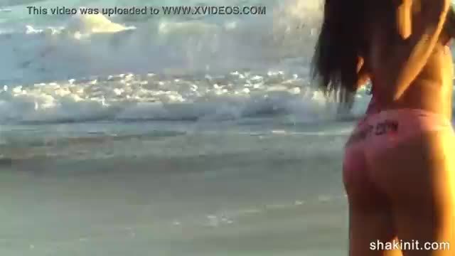 Hottie shakin her booty on a public beach